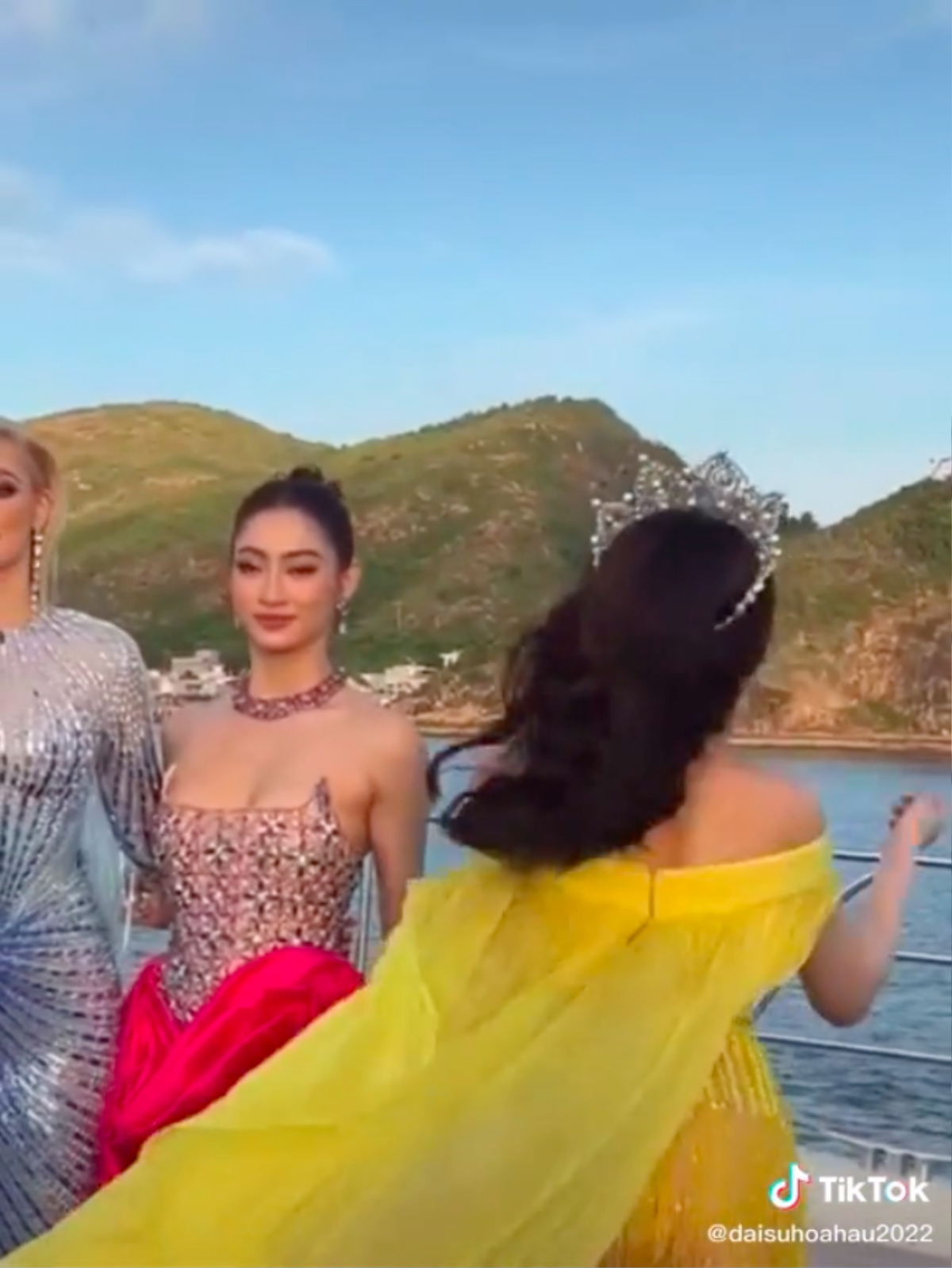 Khoảnh khắc hài hước: Tiểu Vy, Thùy Tiên nhón chân khi đứng cùng đương kim Miss World 2021 Ảnh 3