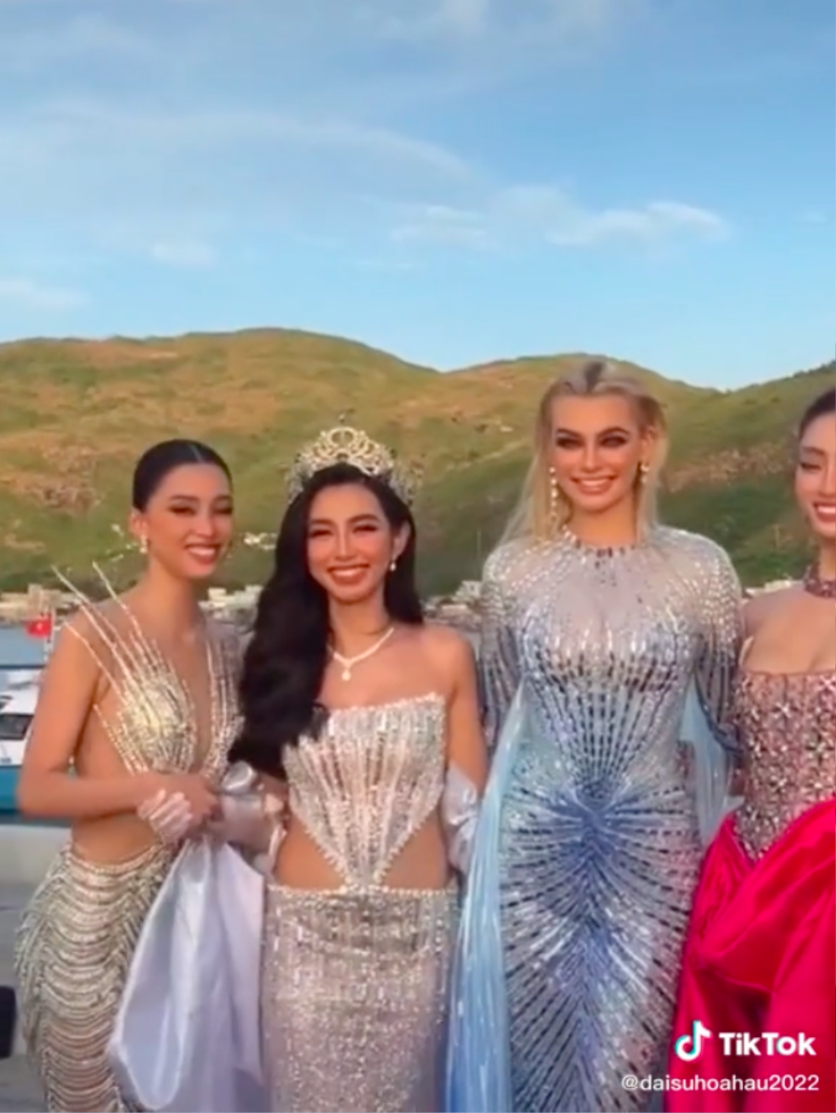 Khoảnh khắc hài hước: Tiểu Vy, Thùy Tiên nhón chân khi đứng cùng đương kim Miss World 2021 Ảnh 2