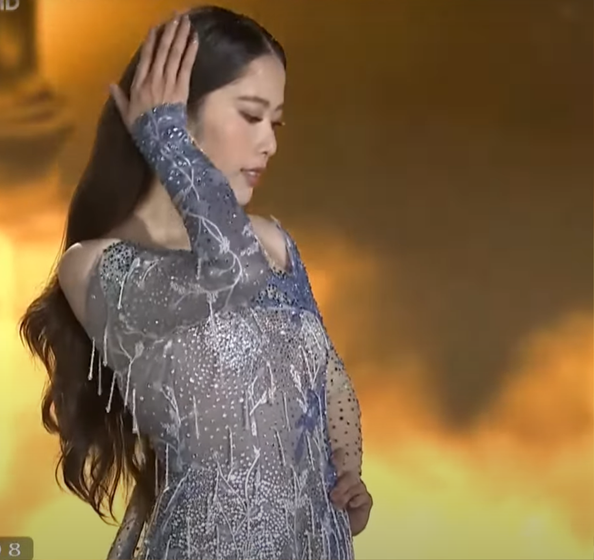 'Chị chị em em': Nam Em 'học lỏm' chiêu pose dáng viral của Nam Anh tại Miss Universe Vietnam Ảnh 3