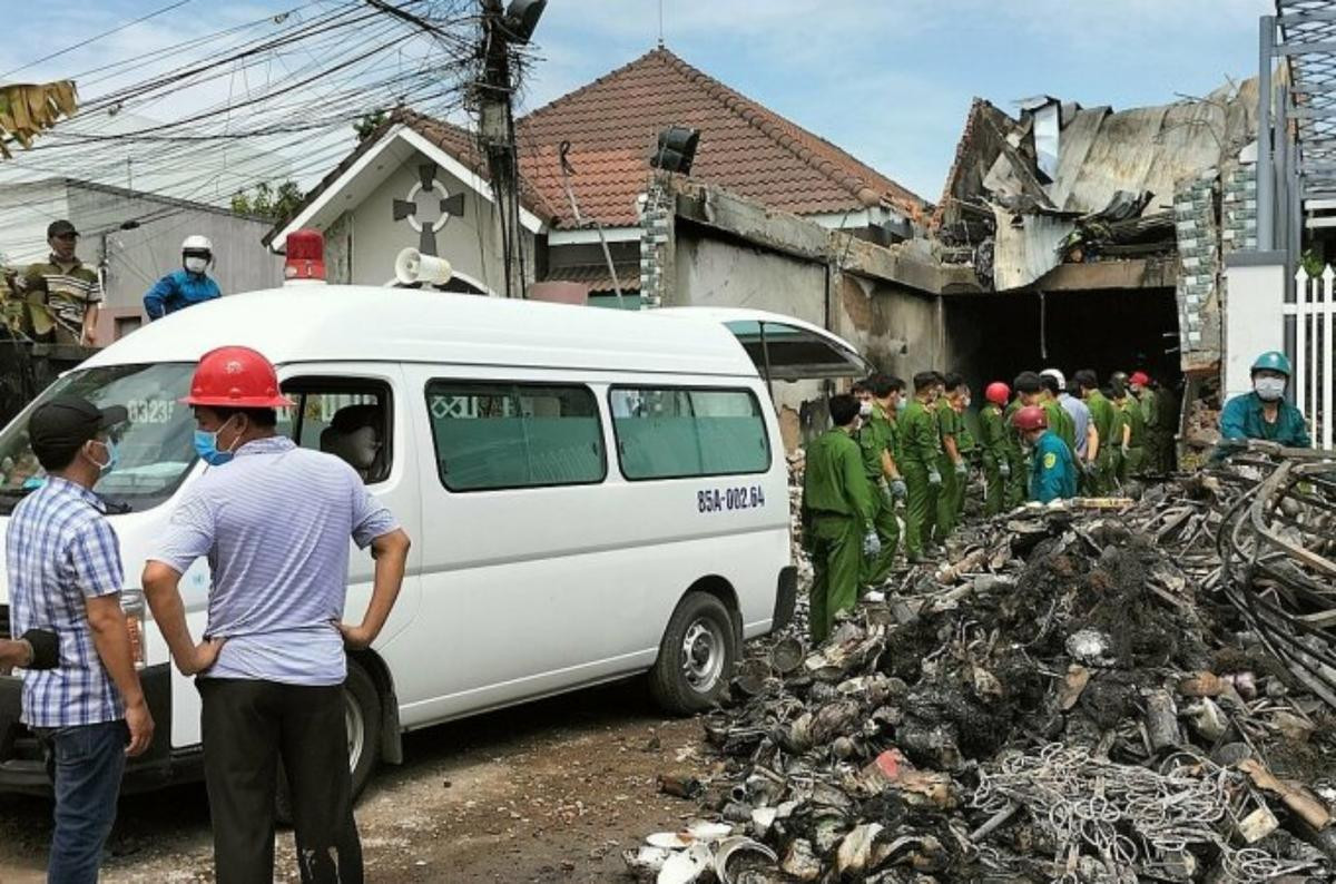 Xót xa hình ảnh người thân khóc ngất khi tìm thấy thi thể 3 mẹ con trong vụ hỏa hoạn Ảnh 1