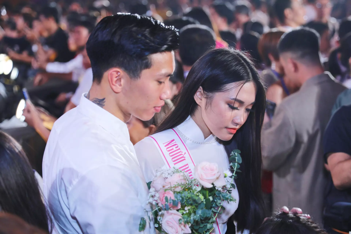 Thời trang couple của Đoàn Văn Hậu và bạn gái: Cứ xuất hiện là ton-sur-ton ăn ý Ảnh 7