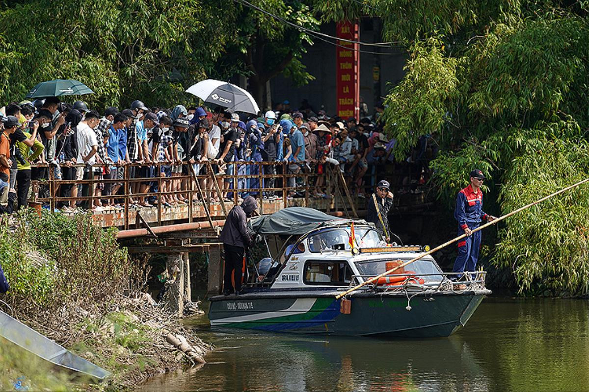 Đưa cano và camera ghi hình dưới nước tìm kiếm cô gái xinh đẹp ở Hà Nội mất tích hơn 1 tháng qua Ảnh 2