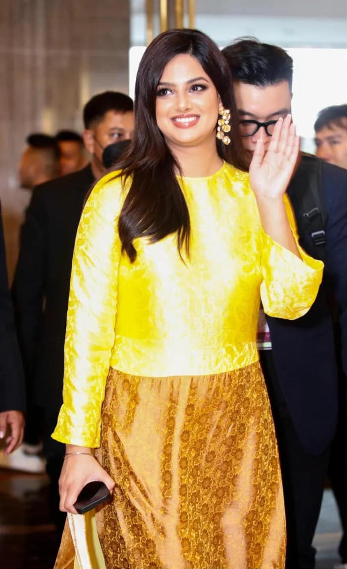 Outfit 'tâm linh' của Harnaaz Sandhu: Đi thi đẹp lộng lẫy, đến lúc làm giám khảo diện đồ 'hú hồn' Ảnh 3