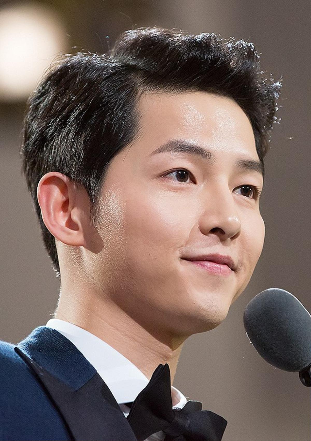 Song Joong Ki khiến dân tình phát hoảng với khuôn mặt đen nhẻm, tóc tai râu ria luộm thuộm Ảnh 3