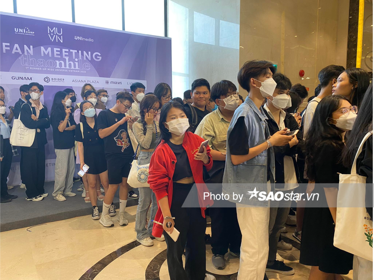 Fan meeting Á hậu Thảo Nhi Lê: Dòng người 'rồng rắn lên mây', mang bánh tráng muối tôm đến tặng nàng Hậu Ảnh 1