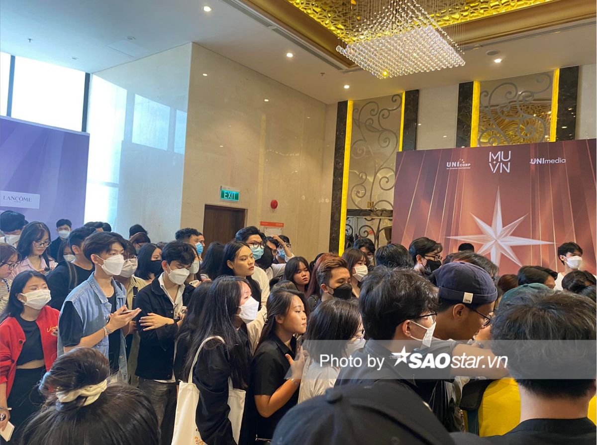 Fan meeting Á hậu Thảo Nhi Lê: Dòng người 'rồng rắn lên mây', mang bánh tráng muối tôm đến tặng nàng Hậu Ảnh 2