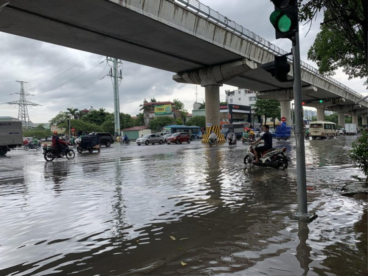 Mưa lớn kèm gió to 'như kéo bay cả người được' Ảnh 6