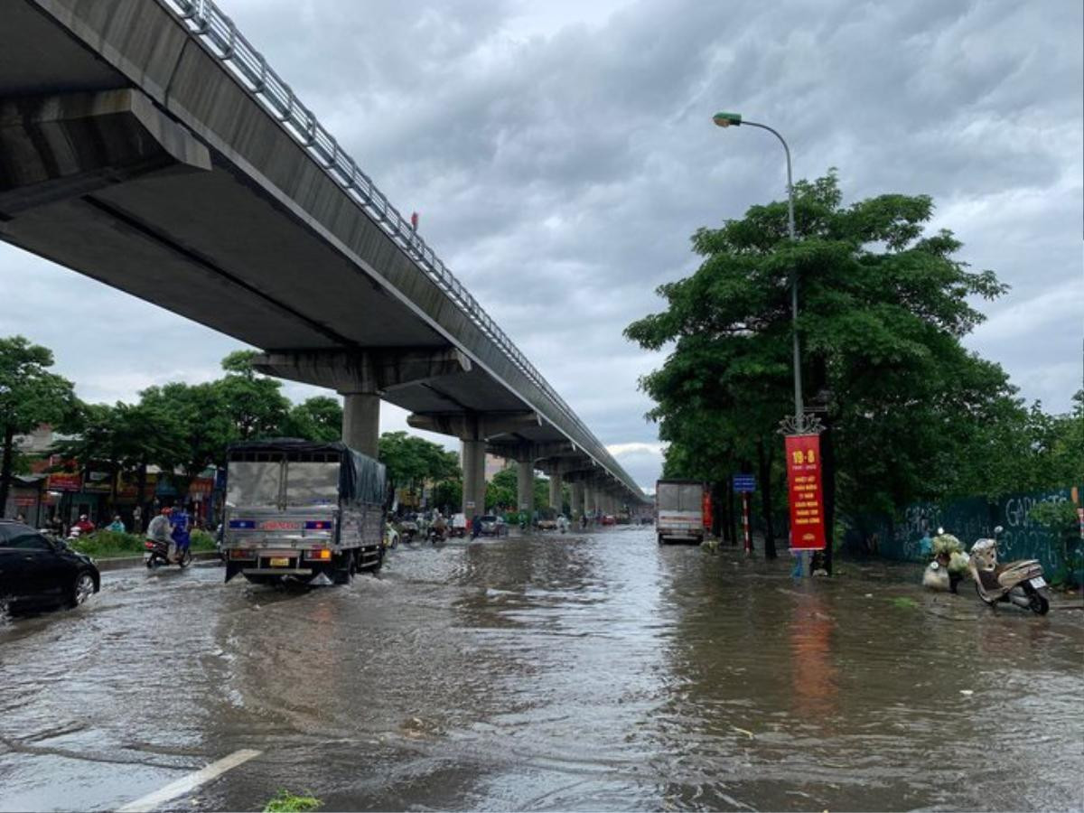 Mưa lớn kèm gió to 'như kéo bay cả người được' Ảnh 2