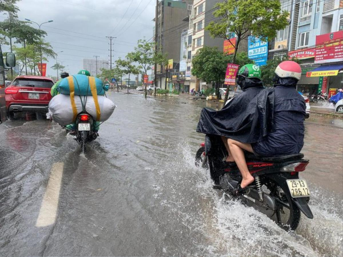 Mưa lớn kèm gió to 'như kéo bay cả người được' Ảnh 3