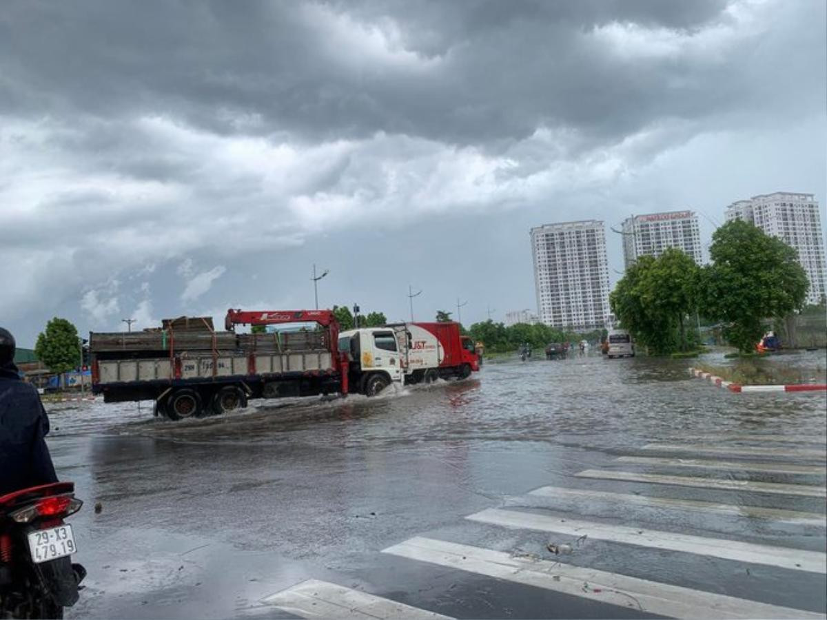 Mưa lớn kèm gió to 'như kéo bay cả người được' Ảnh 5