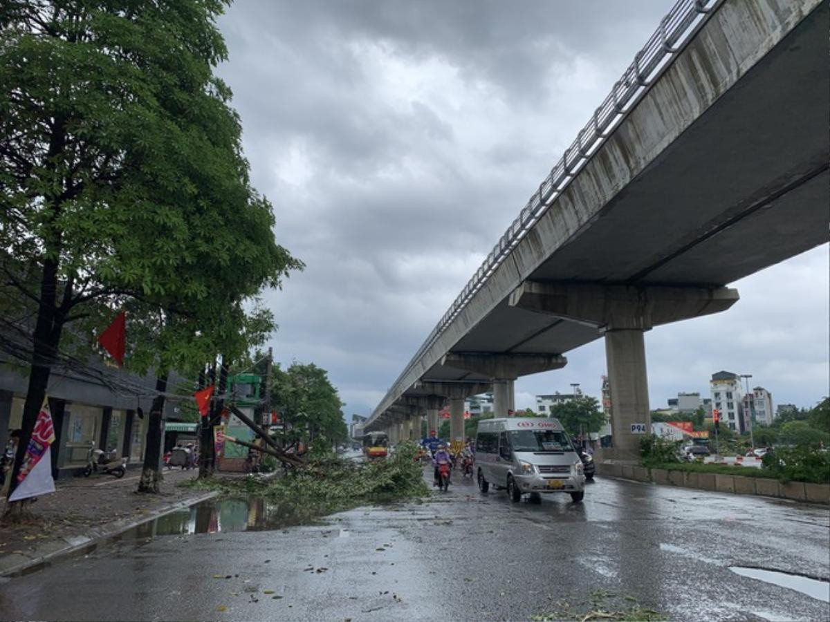 Mưa lớn kèm gió to 'như kéo bay cả người được' Ảnh 8