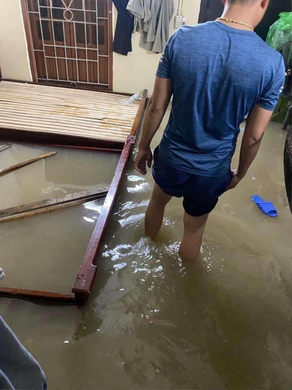 Mưa lớn ở Hải Phòng - Quảng Ninh: Người dân mất ngủ cả đêm vì nước tràn vào nhà, dâng cao hơn nửa người Ảnh 8