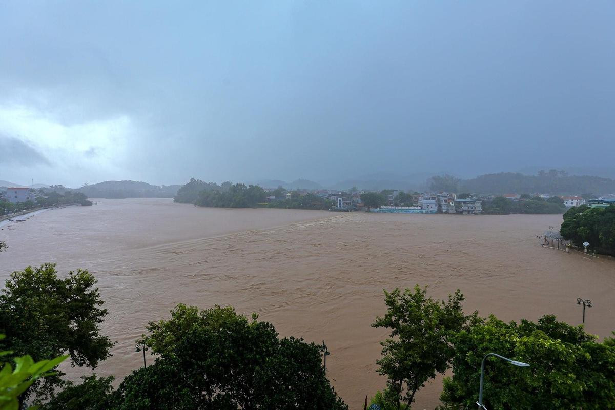 Mưa lớn ở Hải Phòng - Quảng Ninh: Người dân mất ngủ cả đêm vì nước tràn vào nhà, dâng cao hơn nửa người Ảnh 1