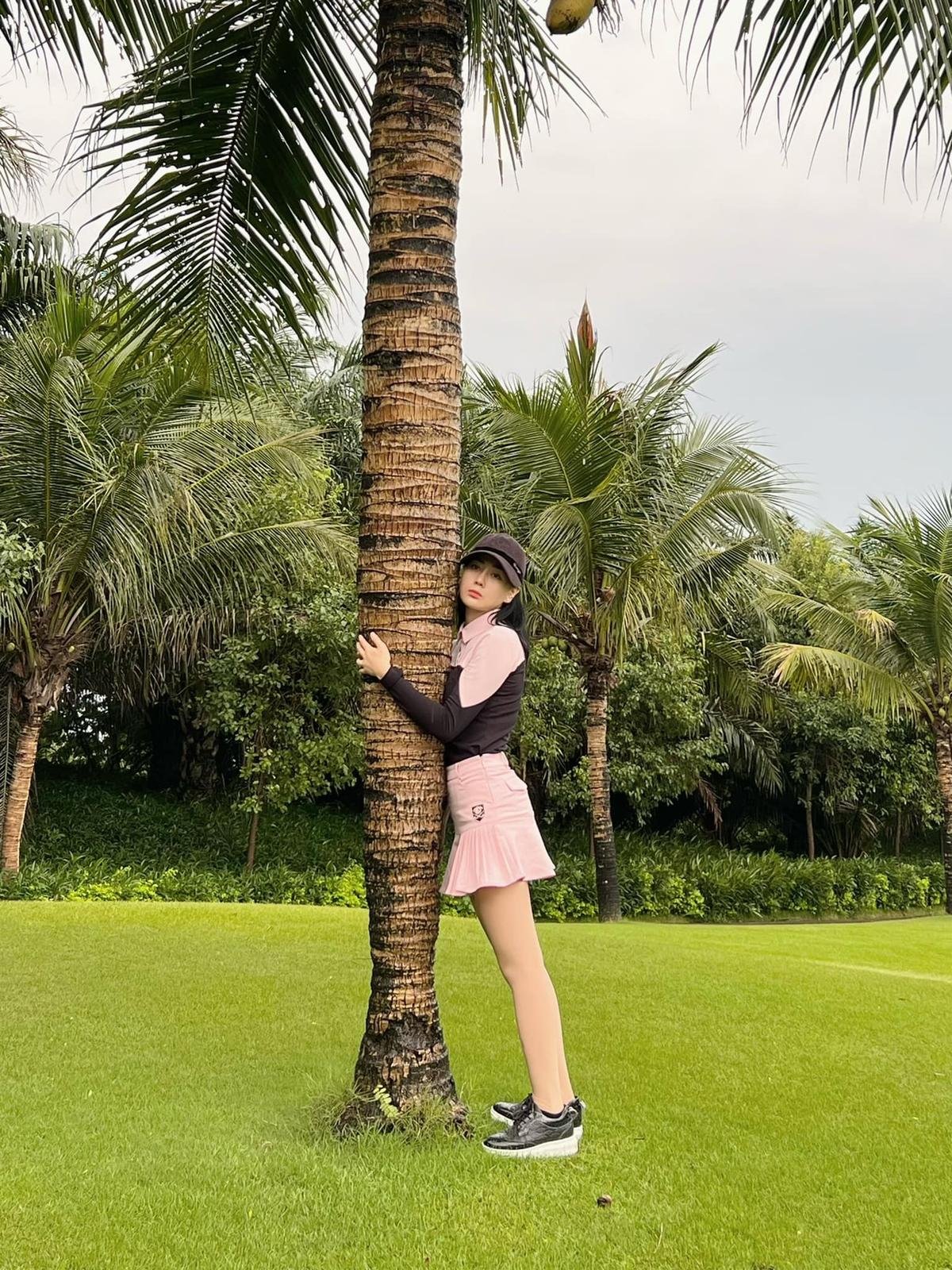 Thời trang golf của Quỳnh búp bê Phương Oanh: Kín mít nhưng vẫn quyến rũ lạ thường Ảnh 4