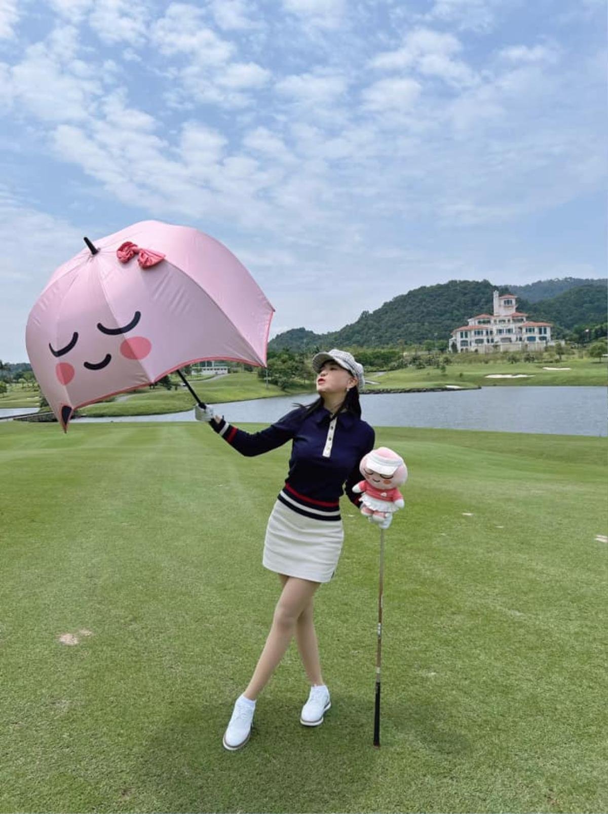 Thời trang golf của Quỳnh búp bê Phương Oanh: Kín mít nhưng vẫn quyến rũ lạ thường Ảnh 2