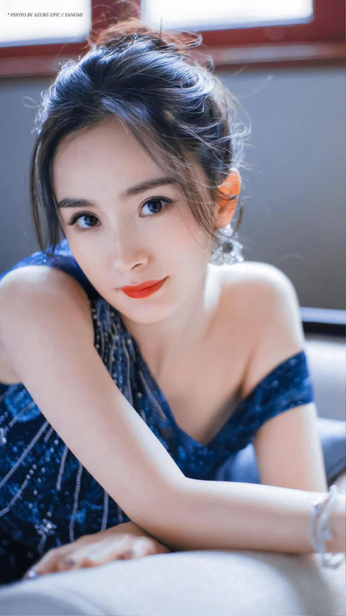 Trạng thái nghỉ ngơi của sao nữ ở phim trường: Angelababy hút thuốc nhưng vẫn chưa sốc bằng Triệu Lệ Dĩnh Ảnh 1