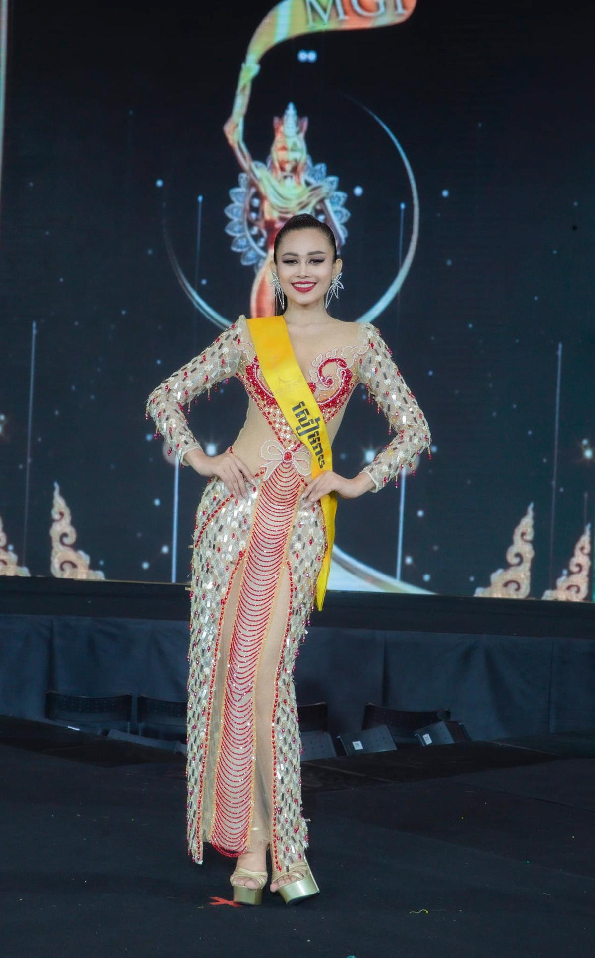 'Thảm hoạ' váy dạ hội của thí sinh Miss Grand Cambodia: Vừa ô dề, vừa kém sang? Ảnh 5