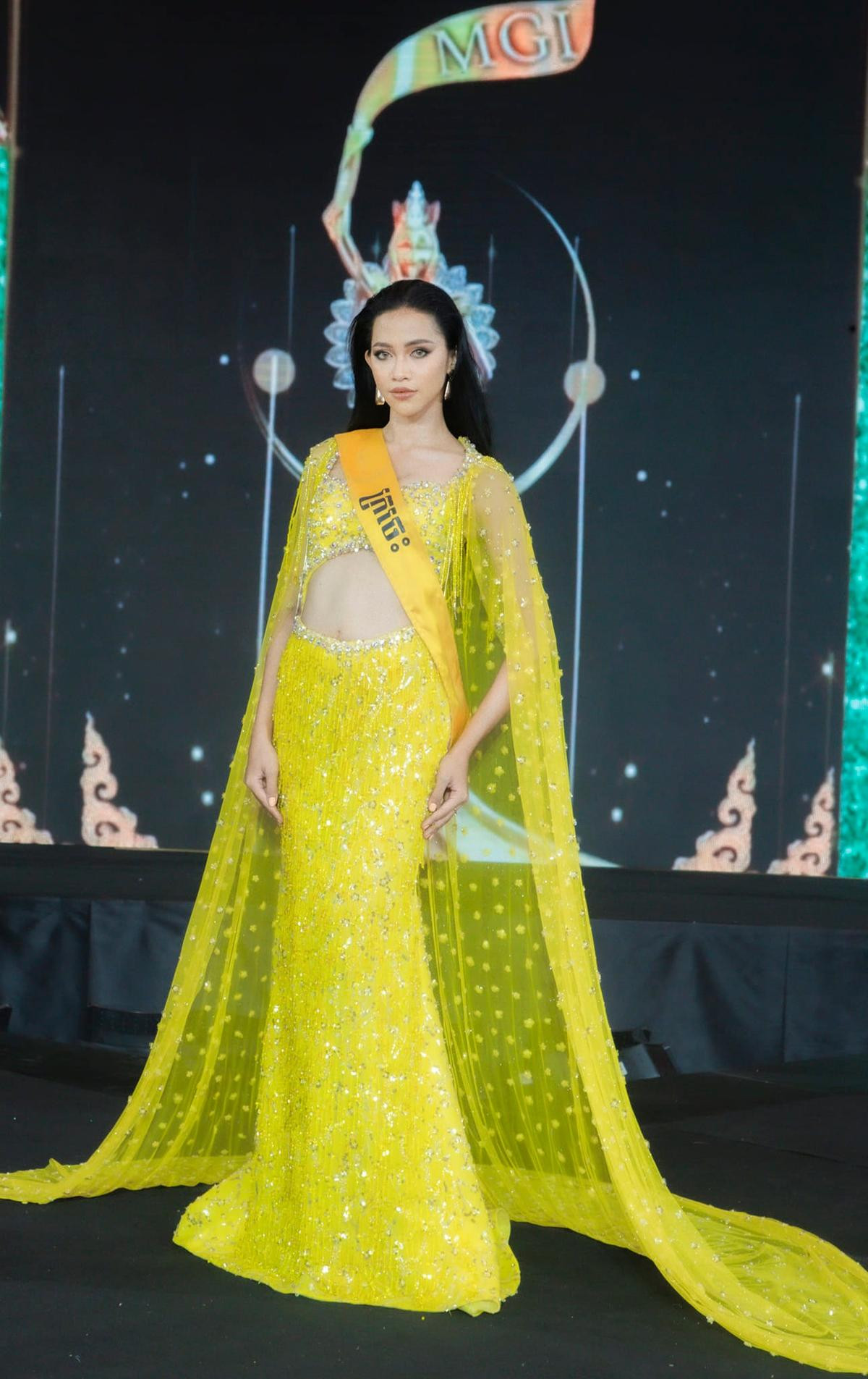 'Thảm hoạ' váy dạ hội của thí sinh Miss Grand Cambodia: Vừa ô dề, vừa kém sang? Ảnh 2