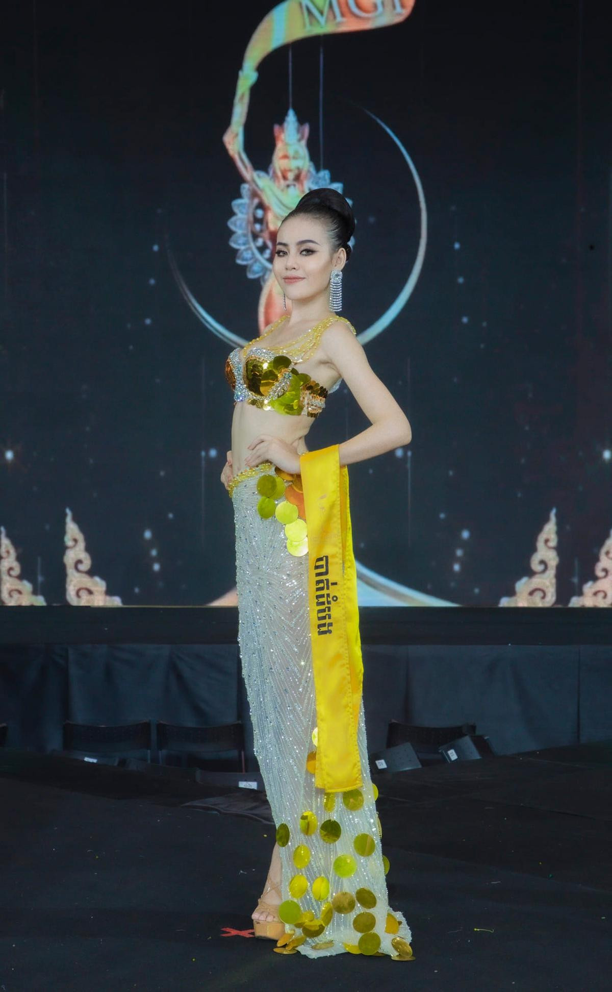 'Thảm hoạ' váy dạ hội của thí sinh Miss Grand Cambodia: Vừa ô dề, vừa kém sang? Ảnh 6