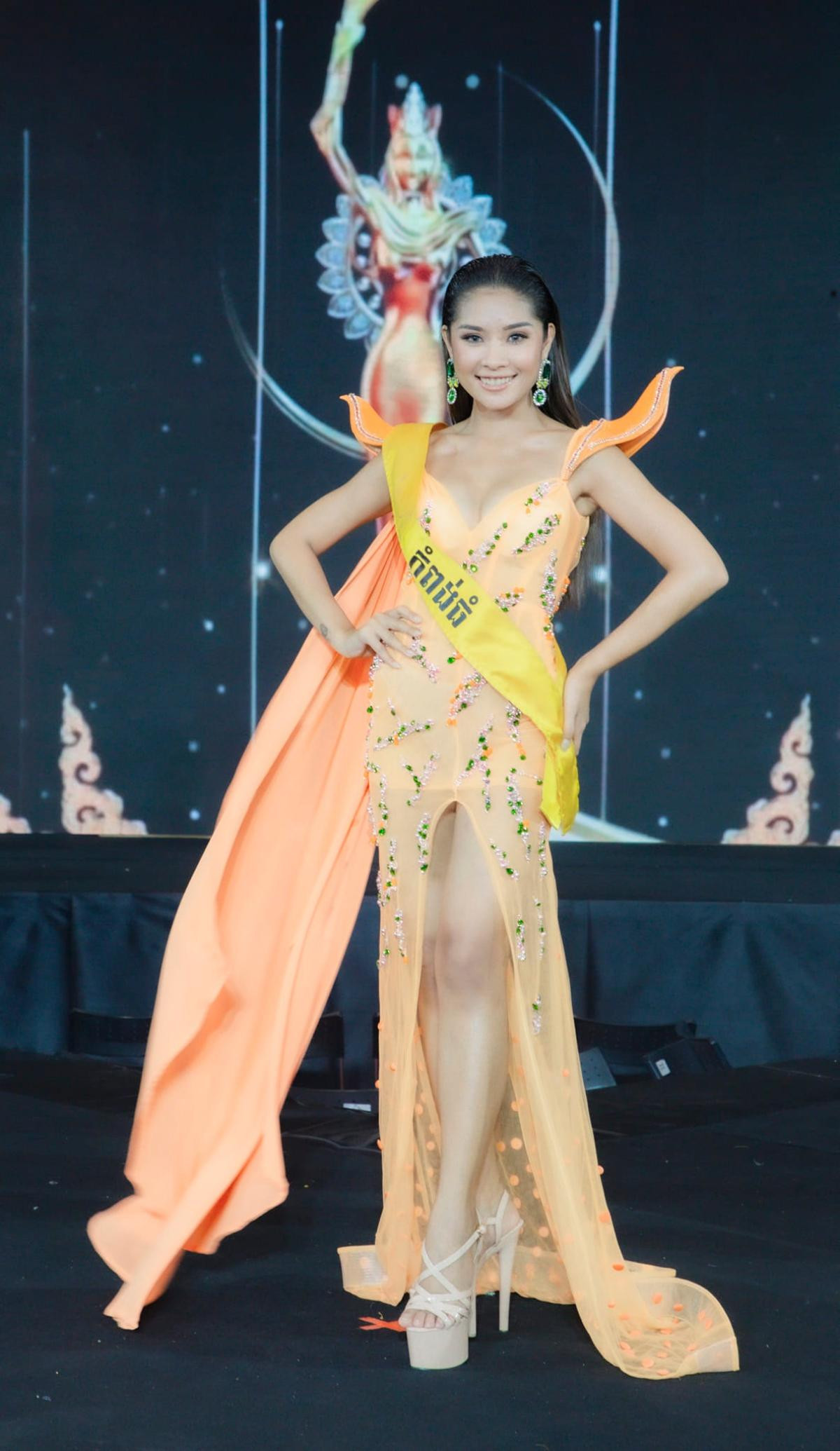 'Thảm hoạ' váy dạ hội của thí sinh Miss Grand Cambodia: Vừa ô dề, vừa kém sang? Ảnh 1