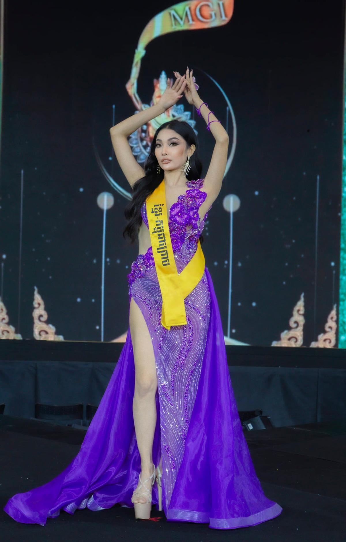 'Thảm hoạ' váy dạ hội của thí sinh Miss Grand Cambodia: Vừa ô dề, vừa kém sang? Ảnh 4