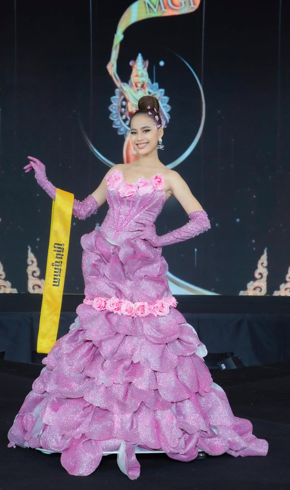 'Thảm hoạ' váy dạ hội của thí sinh Miss Grand Cambodia: Vừa ô dề, vừa kém sang? Ảnh 3