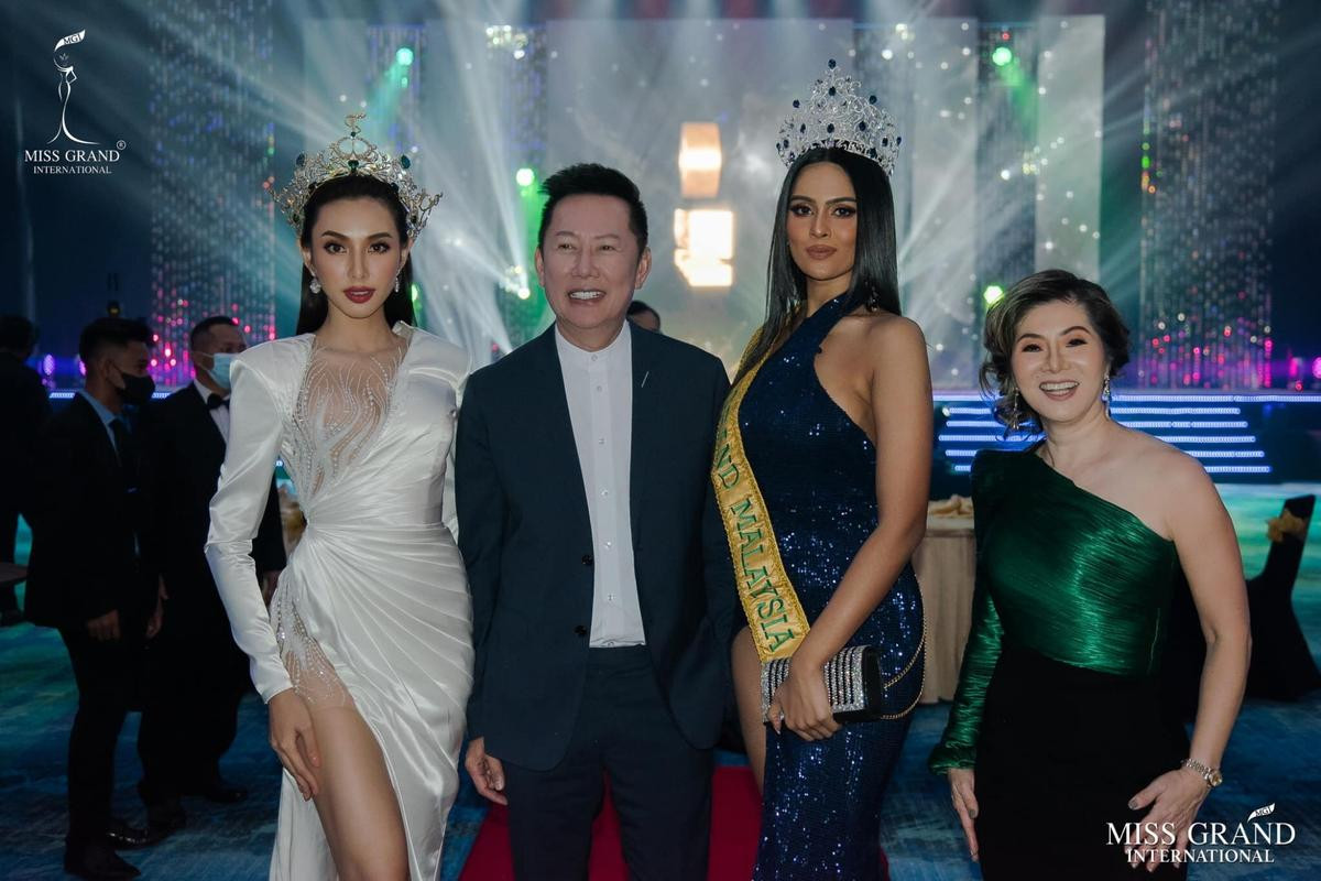 Fan la ó khi Miss Grand Malaysia lộ diện với màn trao vương miện lóng ngóng, ông Nawat có ổn không? Ảnh 6