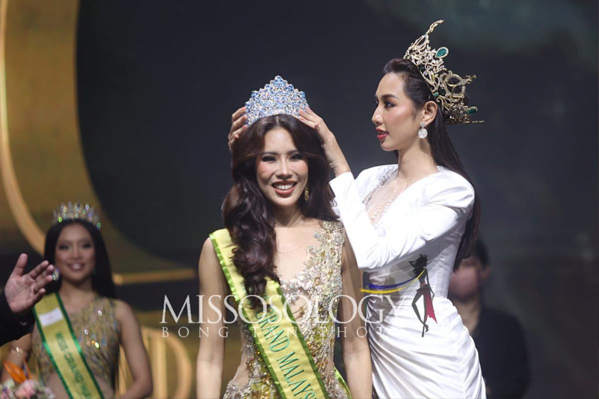 Fan la ó khi Miss Grand Malaysia lộ diện với màn trao vương miện lóng ngóng, ông Nawat có ổn không? Ảnh 2