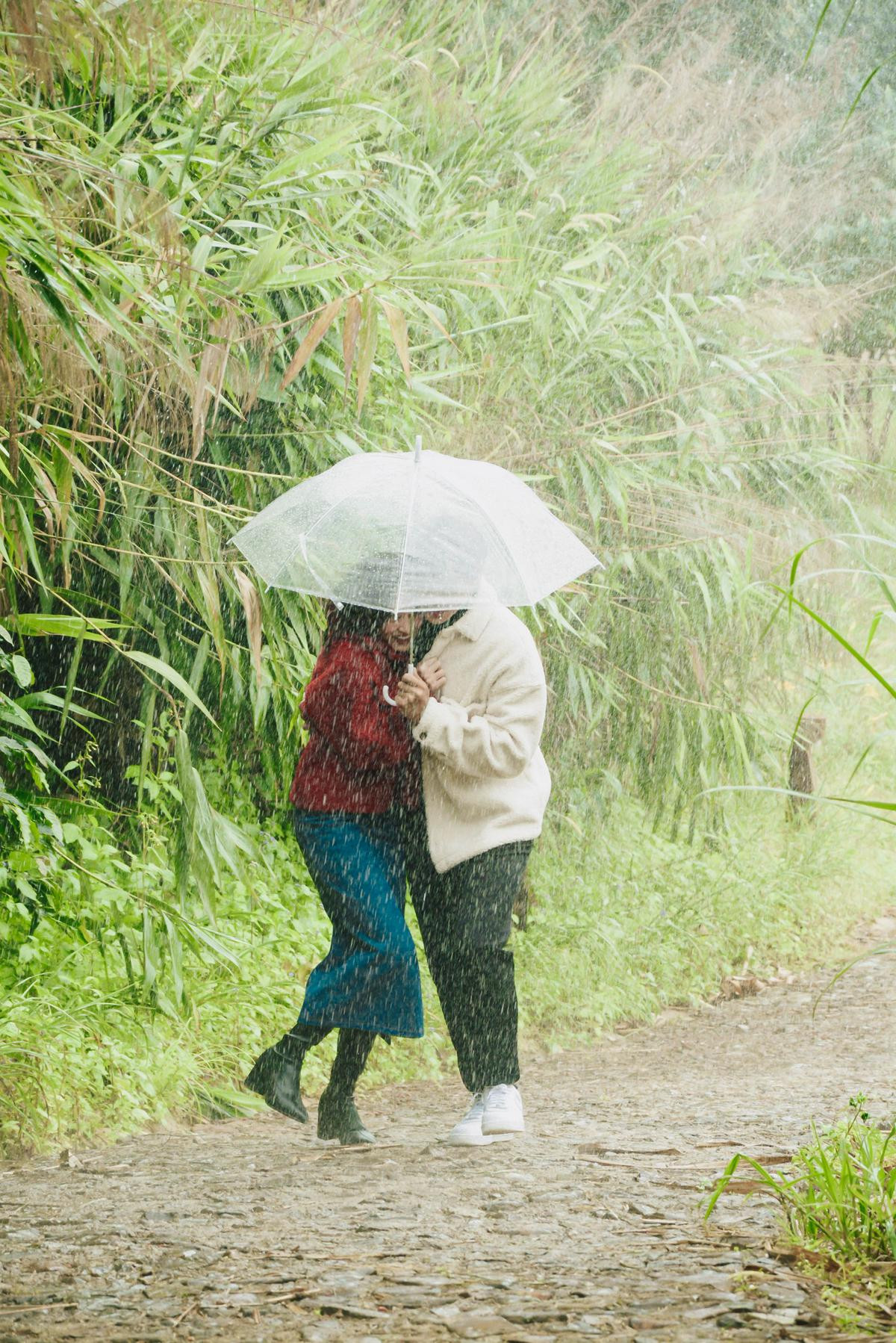 Bảo Anh công khai hôn môi trai lạ trên trang cá nhân khiến dân mạng rần rần Ảnh 3