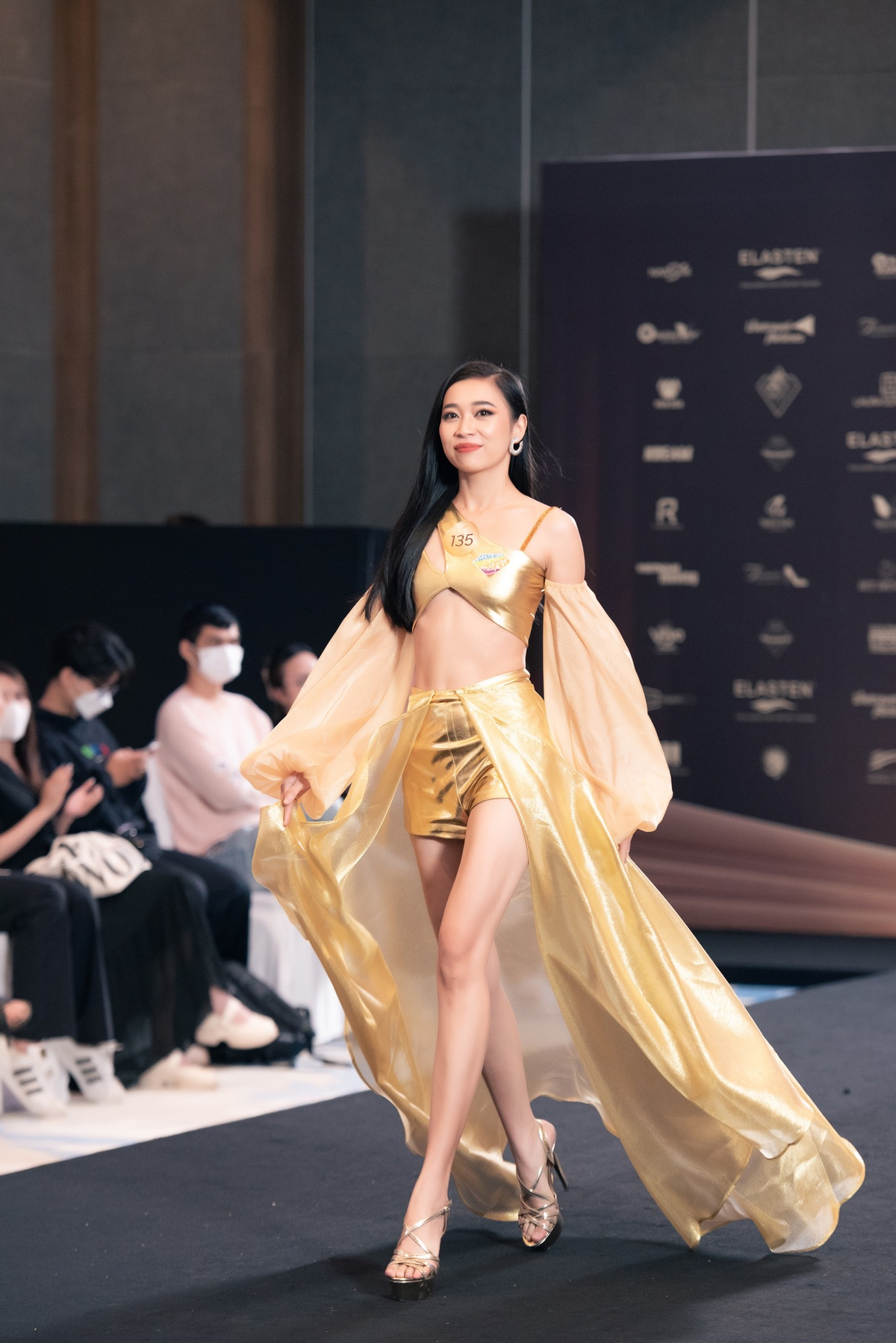 Màn catwalk 'đi lùi' của Nguyên Thảo tại Miss Grand Vietnam tạo làn sóng bàn tán trên mạng xã hội Ảnh 3