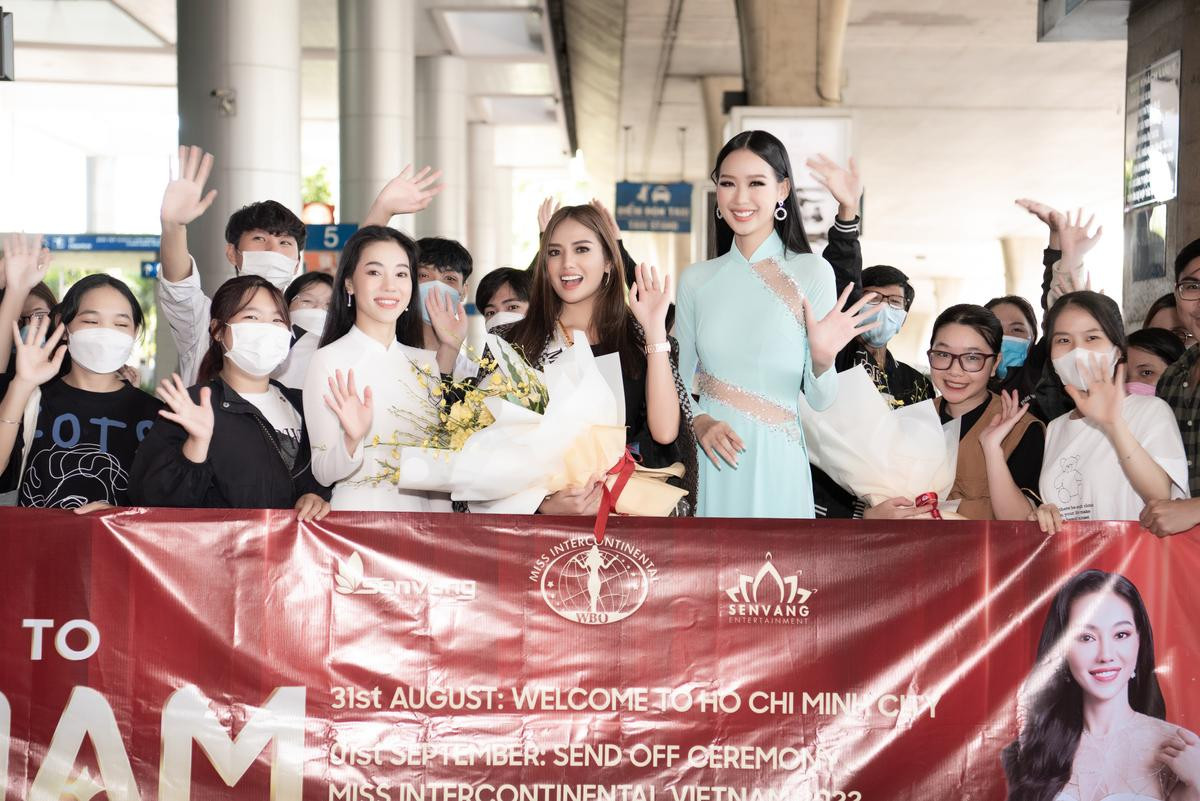 Bảo Ngọc diện áo dài, chiều cao 1m85 liệu có lấn át Miss Intercontinental 2021 tại sân bay? Ảnh 1