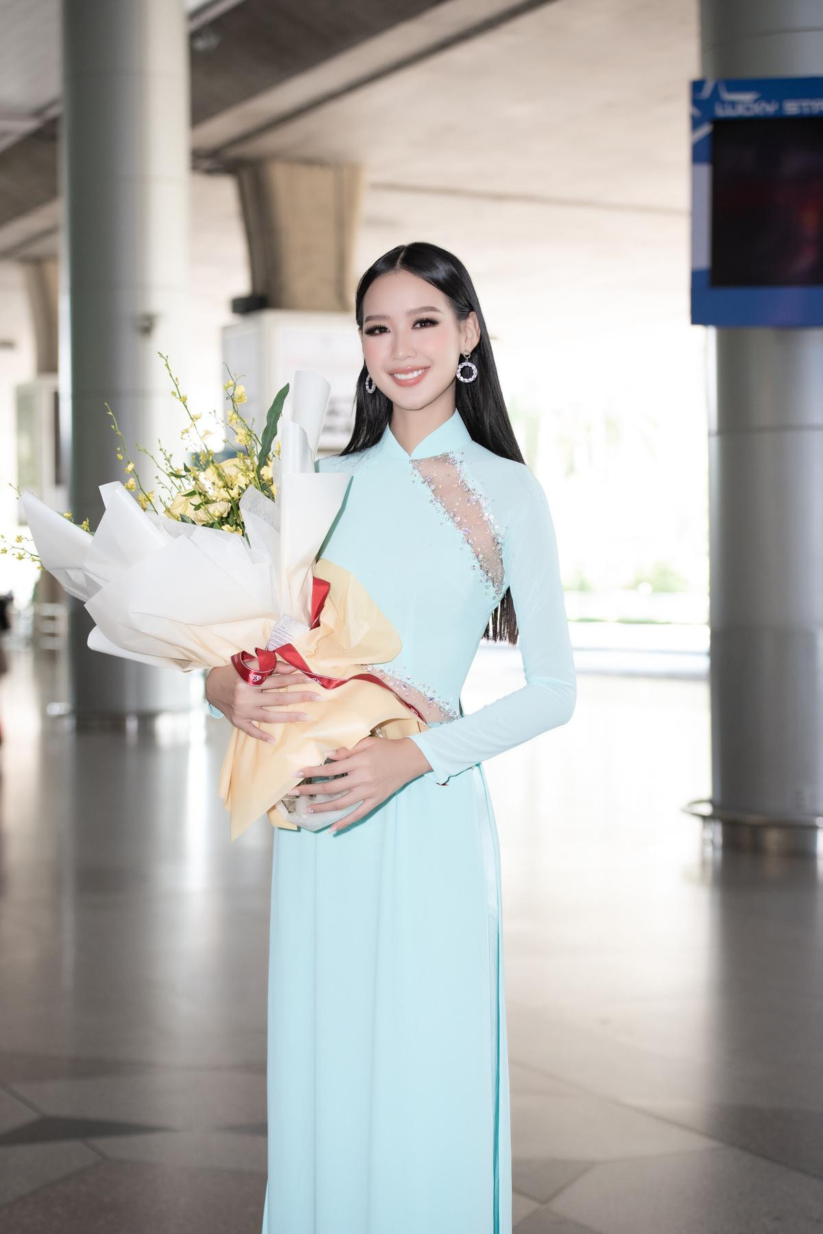 Bảo Ngọc diện áo dài, chiều cao 1m85 liệu có lấn át Miss Intercontinental 2021 tại sân bay? Ảnh 3