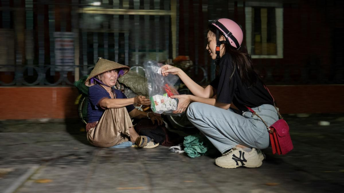 Đỗ Thị Hà phát bánh Trung thu cho người vô gia cư: Ấm áp tình người - lan tỏa tấm lòng tử tế Ảnh 3