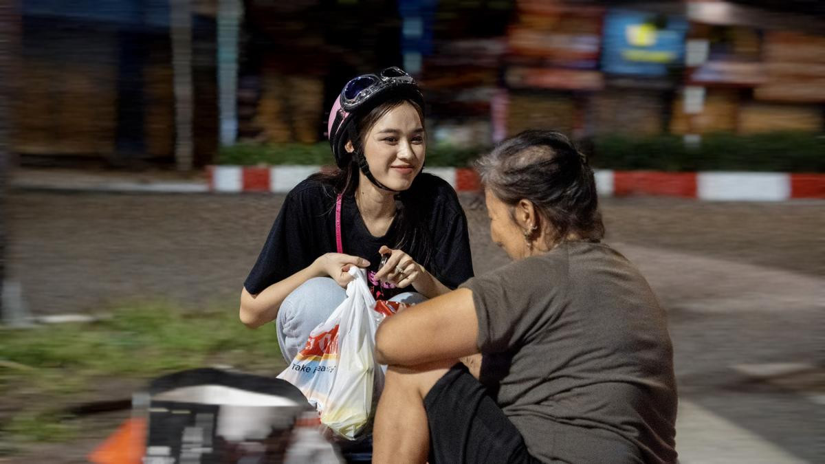 Đỗ Thị Hà phát bánh Trung thu cho người vô gia cư: Ấm áp tình người - lan tỏa tấm lòng tử tế Ảnh 6