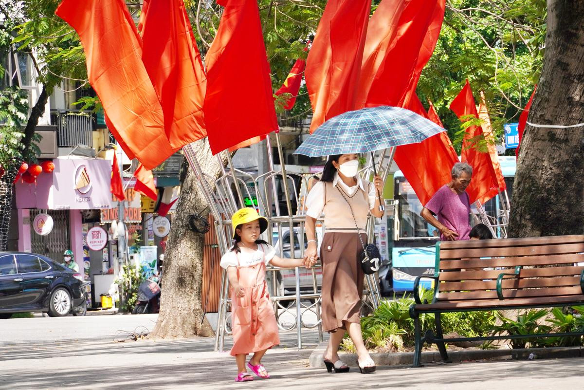 Đường phố rực sắc cờ hoa mừng Quốc khánh 2/9: 'Ngày này ra đường thử đi, sẽ thấy Tổ quốc đẹp nhường nào' Ảnh 4