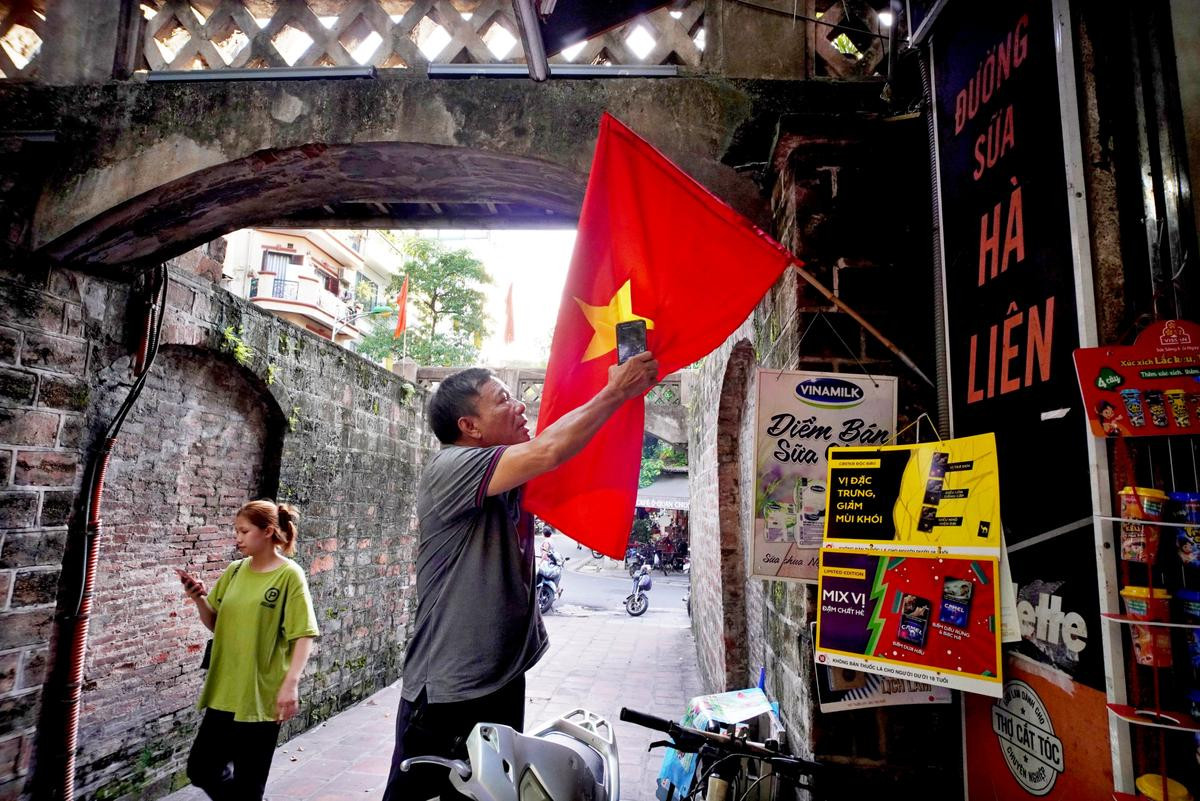 Đường phố rực sắc cờ hoa mừng Quốc khánh 2/9: 'Ngày này ra đường thử đi, sẽ thấy Tổ quốc đẹp nhường nào' Ảnh 1