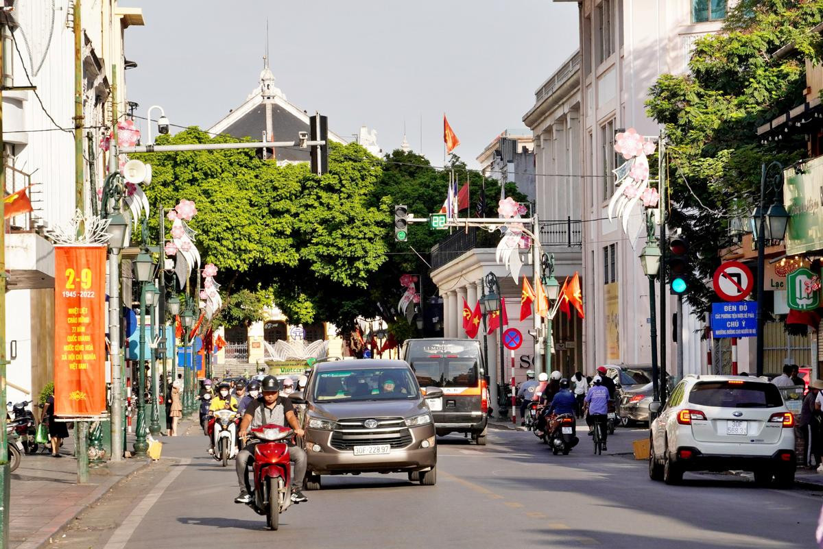 Đường phố rực sắc cờ hoa mừng Quốc khánh 2/9: 'Ngày này ra đường thử đi, sẽ thấy Tổ quốc đẹp nhường nào' Ảnh 2