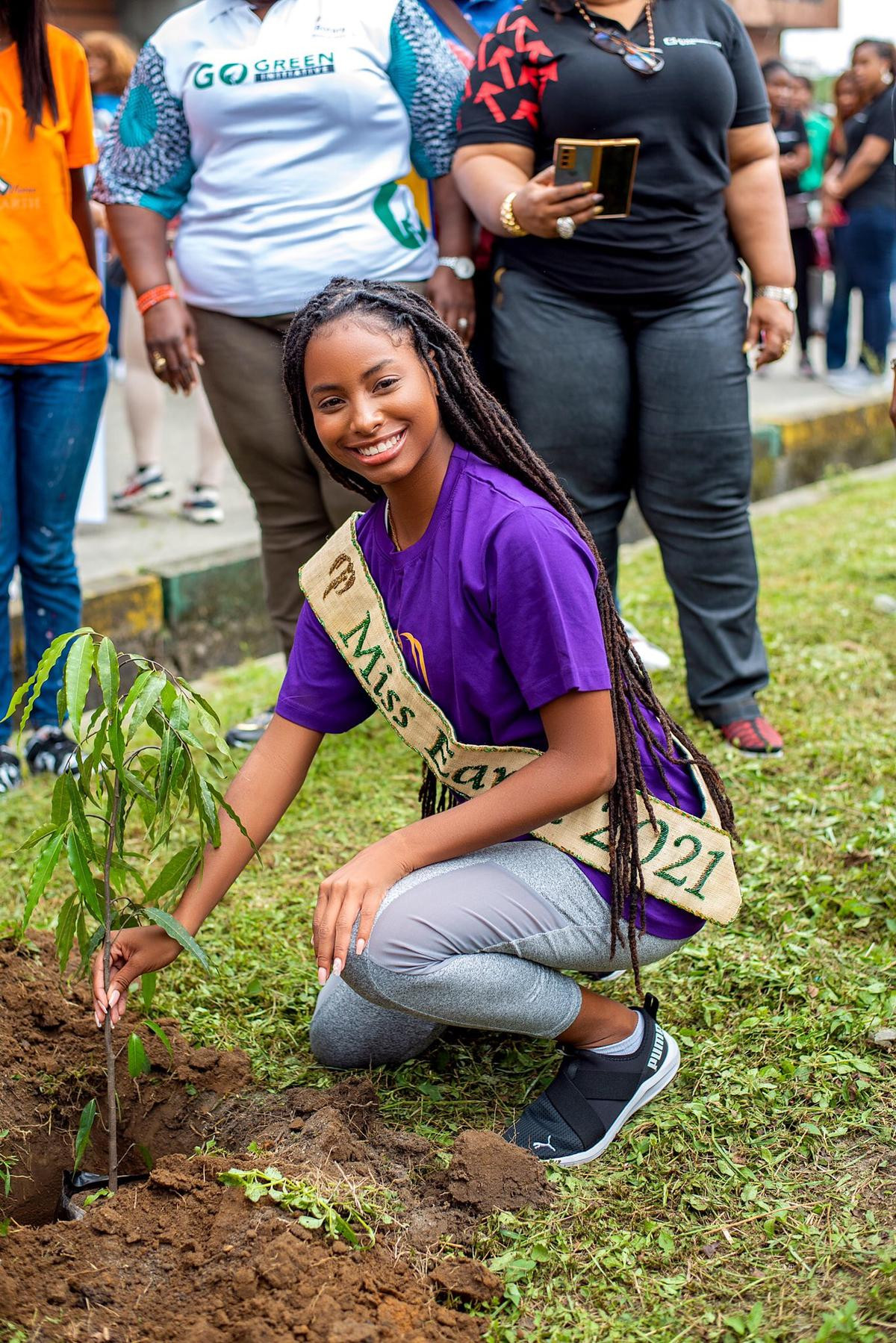 Miss Earth 2021 gây tranh cãi vì mặc trang phục lôi thôi đến gặp Quốc vương Nigeria Ảnh 2