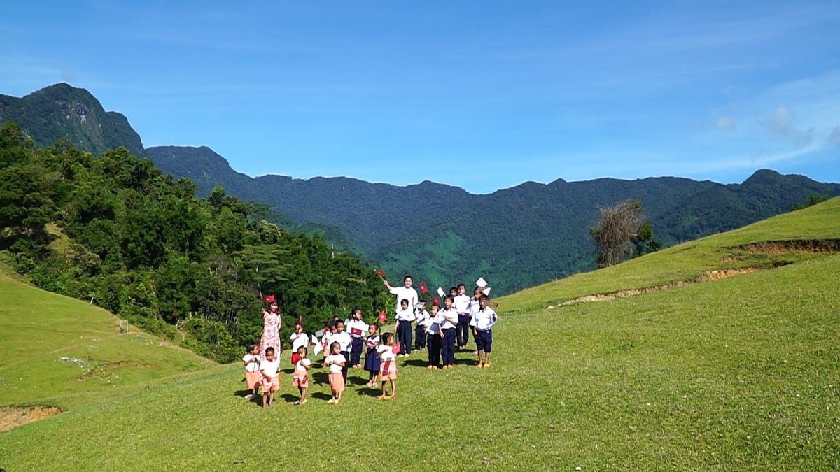 Xúc động lễ khai giảng năm học mới ở nơi không điện lưới, không nước sạch Ảnh 4