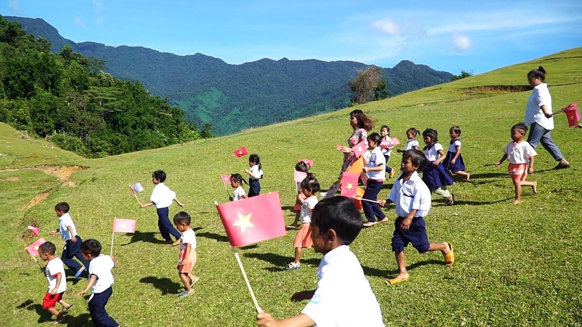 Xúc động lễ khai giảng năm học mới ở nơi không điện lưới, không nước sạch Ảnh 1