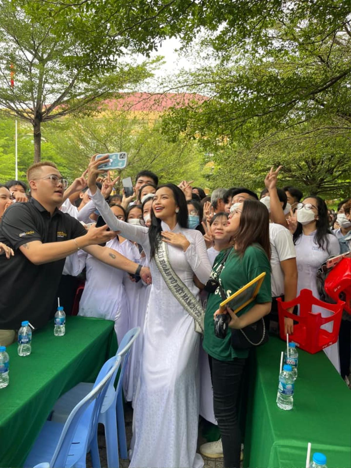 Dàn Hoa hậu Á hậu về thăm trường ngày khai giảng: Ngọc Châu được fan vây kín, Phương Nhi 'quẩy' cực sung Ảnh 1