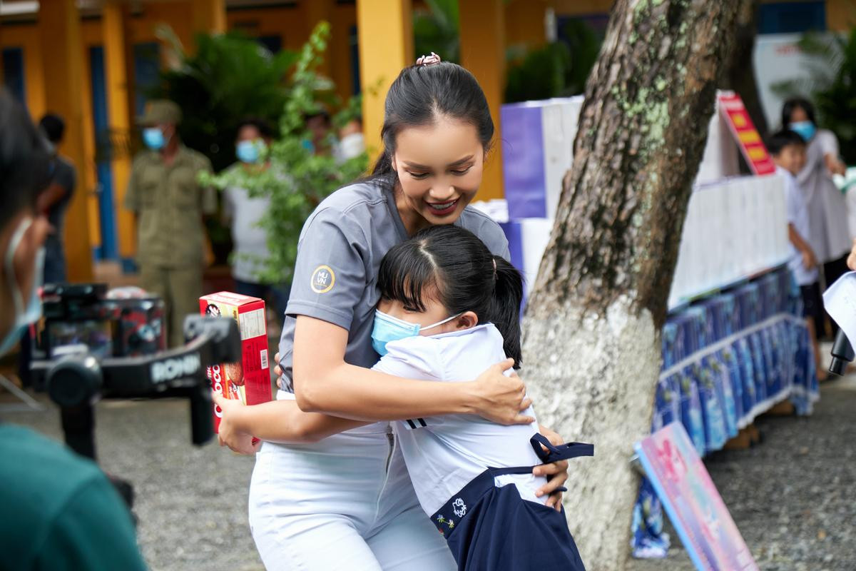 Ngọc Châu 'khóa chặt tim fan' với áo dài trắng tinh khôi: Phải duy trì outfit này tại Miss Universe Ảnh 2