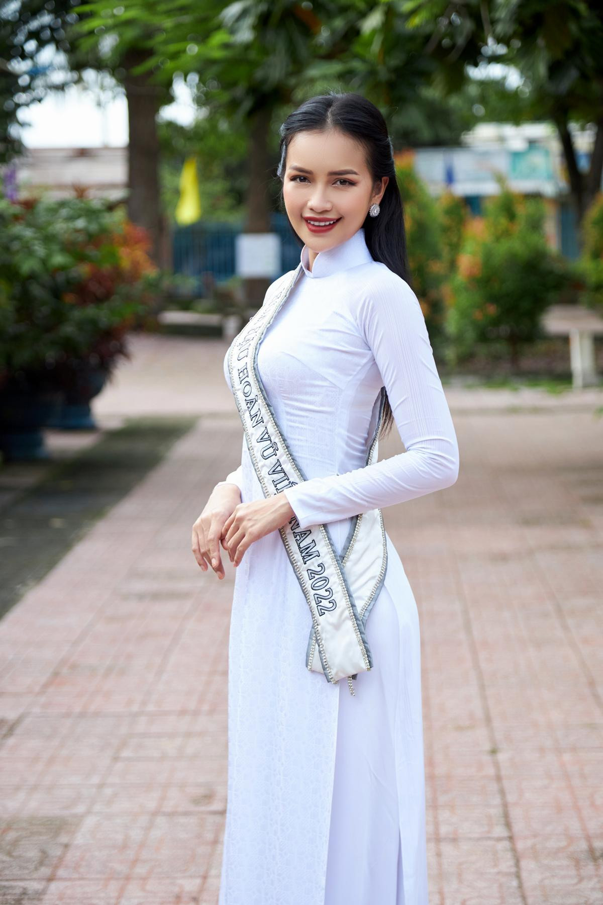 Ngọc Châu 'khóa chặt tim fan' với áo dài trắng tinh khôi: Phải duy trì outfit này tại Miss Universe Ảnh 6