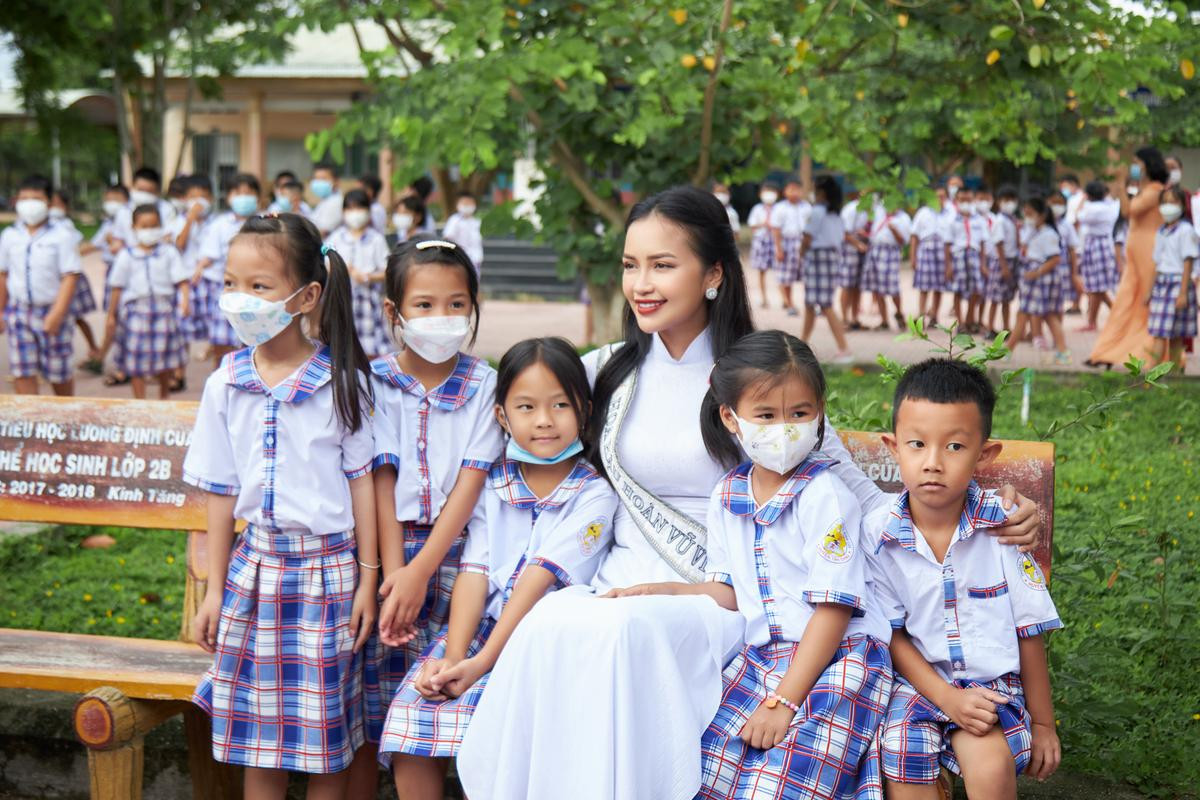 Ngọc Châu 'khóa chặt tim fan' với áo dài trắng tinh khôi: Phải duy trì outfit này tại Miss Universe Ảnh 4