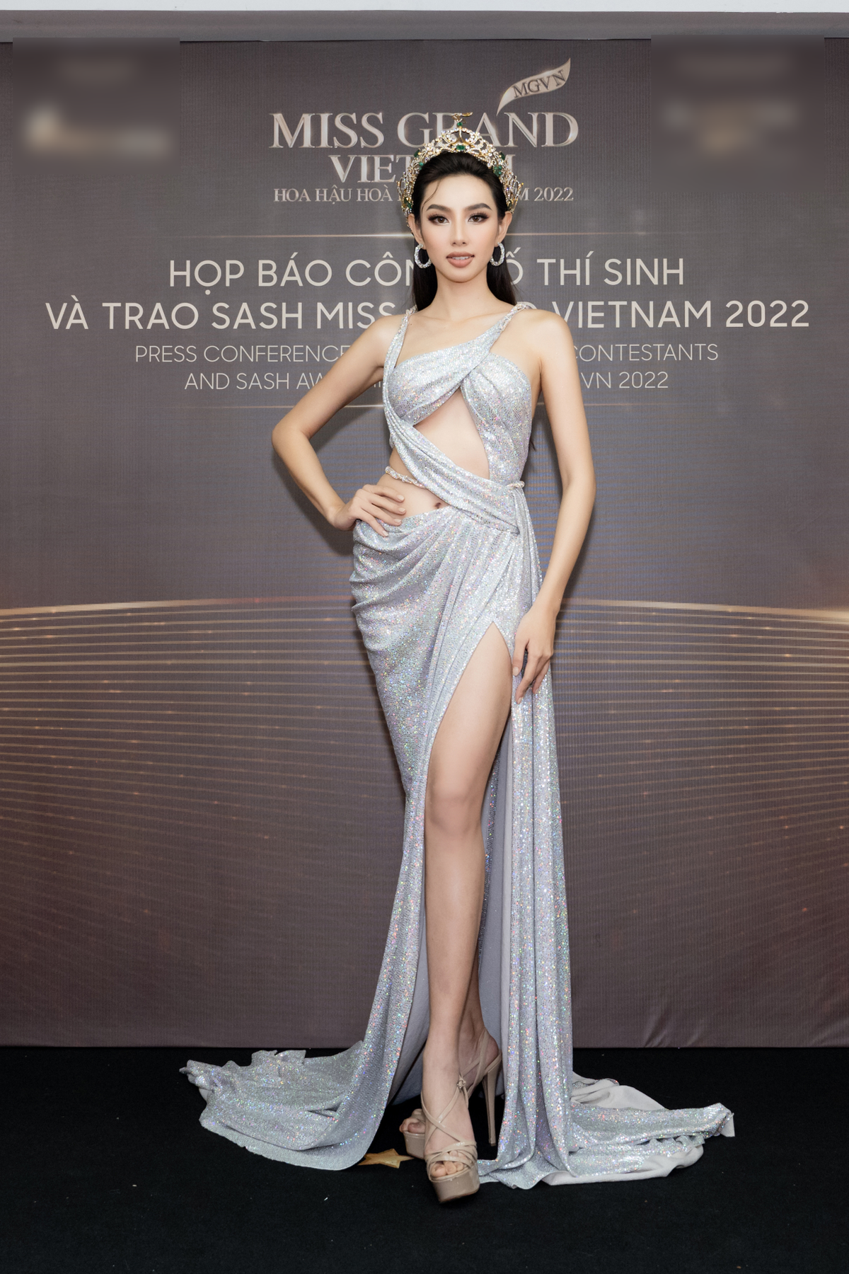 Mai Ngô 'quậy banh' với màn vẽ chân mày trên sân khấu Miss Grand Vietnam Ảnh 1