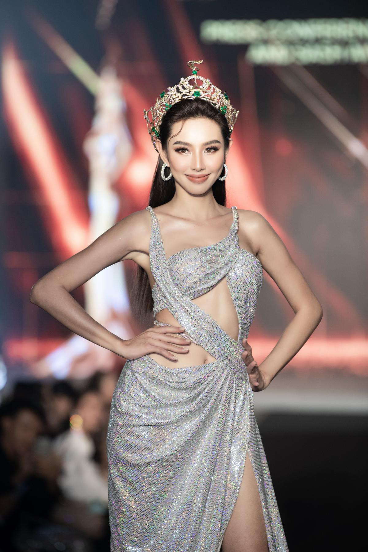 Thùy Tiên khiến 4 nhan sắc 'láng giềng' lu mờ: Đẳng cấp Miss Grand 2021 khó ai vượt mặt Ảnh 2