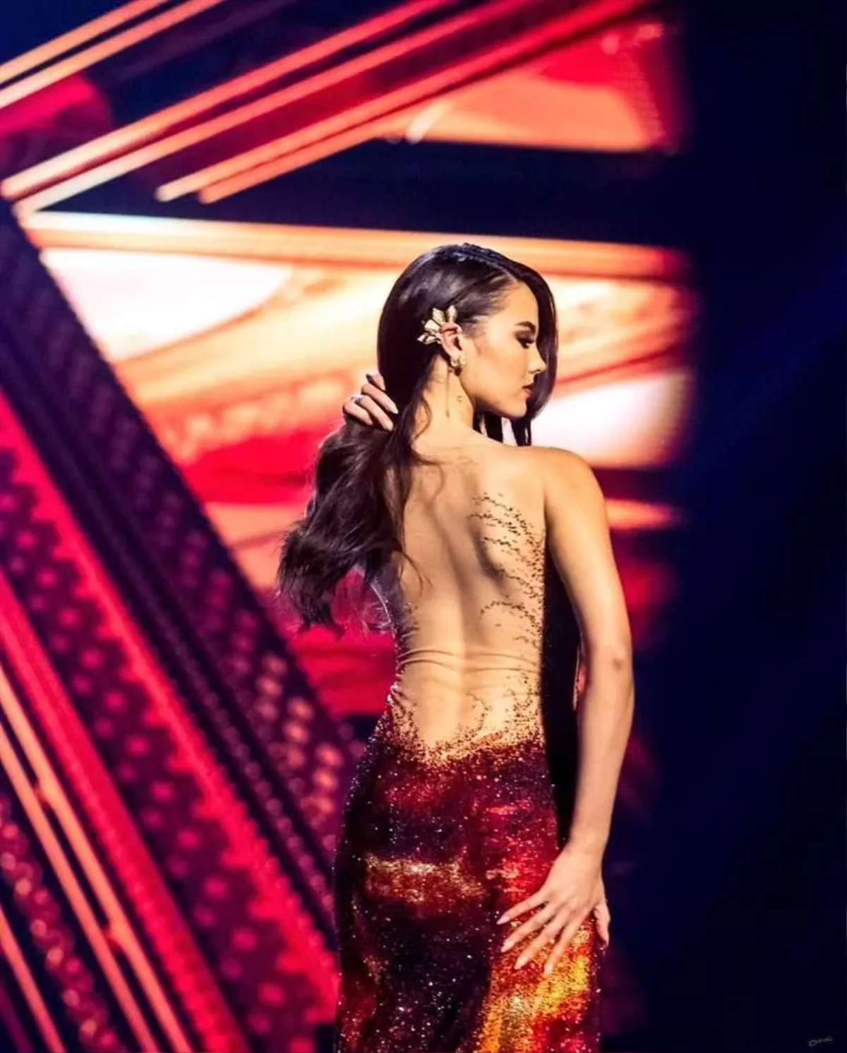 Bùi Lý Thiên Hương 'bung skill' catwalk tại Miss Grand Vietnam: Sao hao hao Miss Universe Catriona Gray? Ảnh 4