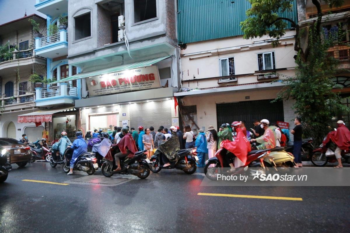 Người Hà Nội đội mưa xếp hàng dài mua bánh trung thu: 'Năm nào tôi cũng xếp hàng mua làm quà' Ảnh 2