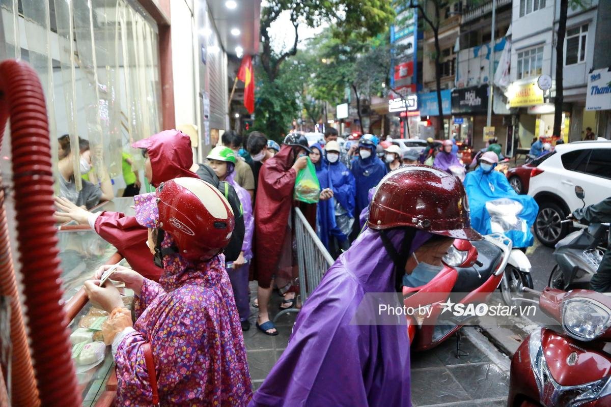 Người Hà Nội đội mưa xếp hàng dài mua bánh trung thu: 'Năm nào tôi cũng xếp hàng mua làm quà' Ảnh 9