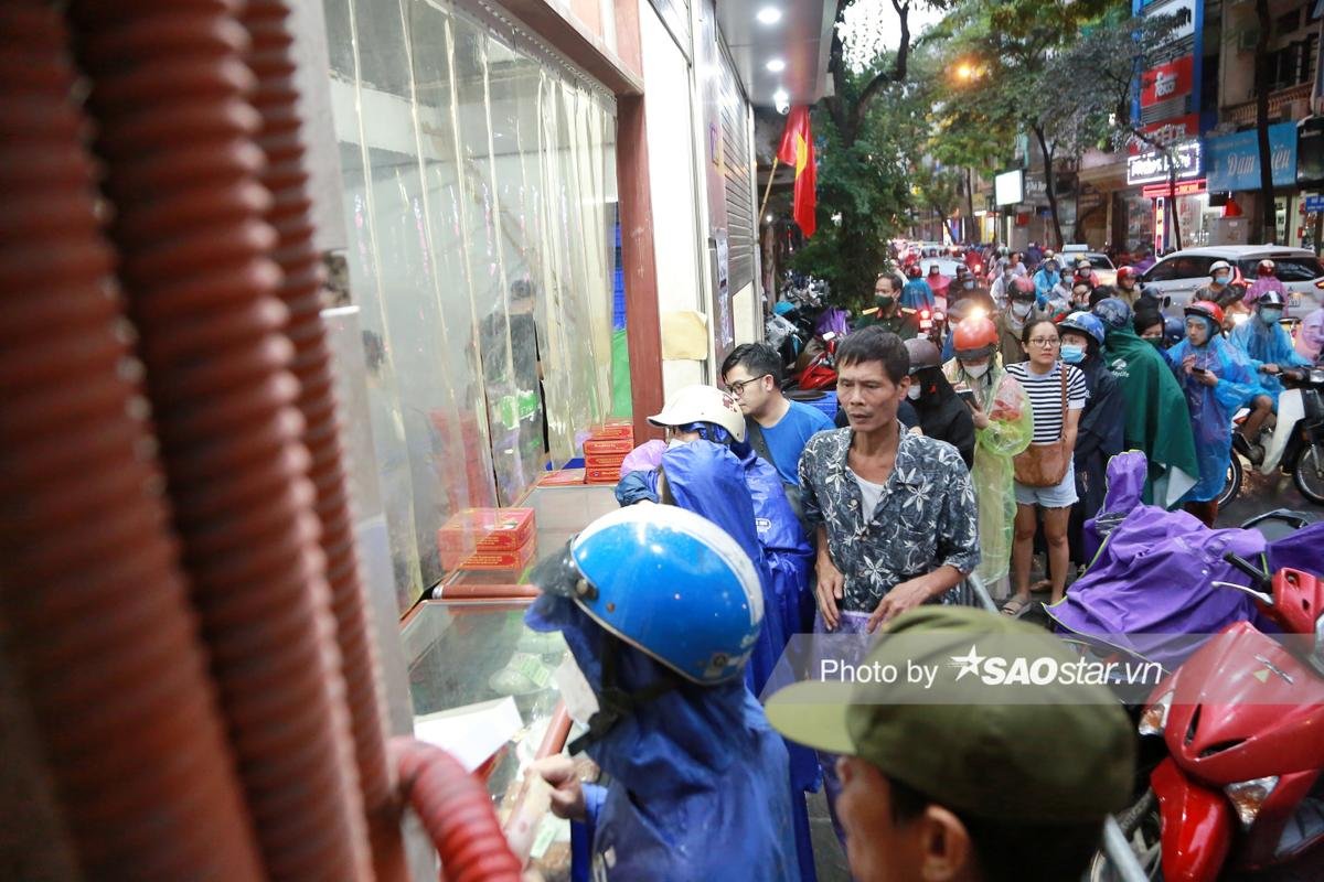 Người Hà Nội đội mưa xếp hàng dài mua bánh trung thu: 'Năm nào tôi cũng xếp hàng mua làm quà' Ảnh 5